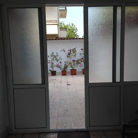 Gloria Holiday House בית הארחה 2*