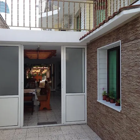 Gloria Holiday House בית הארחה נסבר