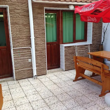 Gloria Holiday House בית הארחה 2*