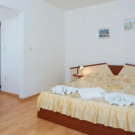 Gloria Holiday House בית הארחה 2*