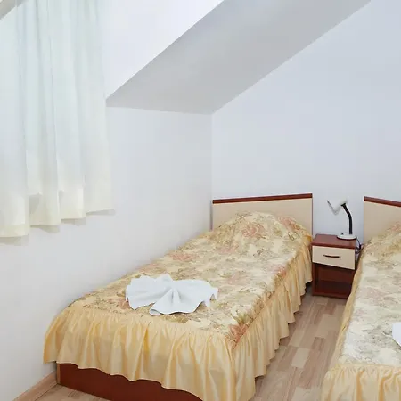 בית הארחה Gloria Holiday House נסבר