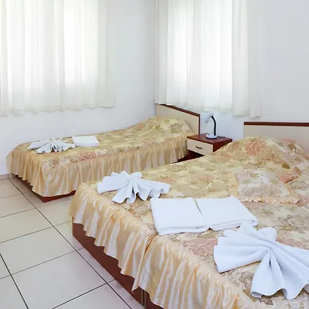 בית הארחה Gloria Holiday House נסבר