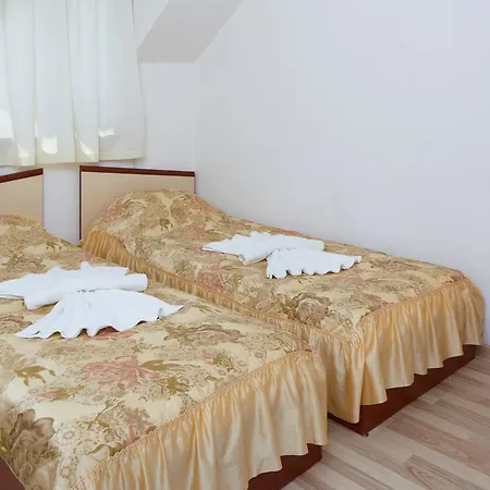 Gloria Holiday House 2* נסבר
