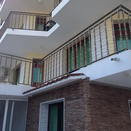 בית הארחה Gloria Holiday House 2*